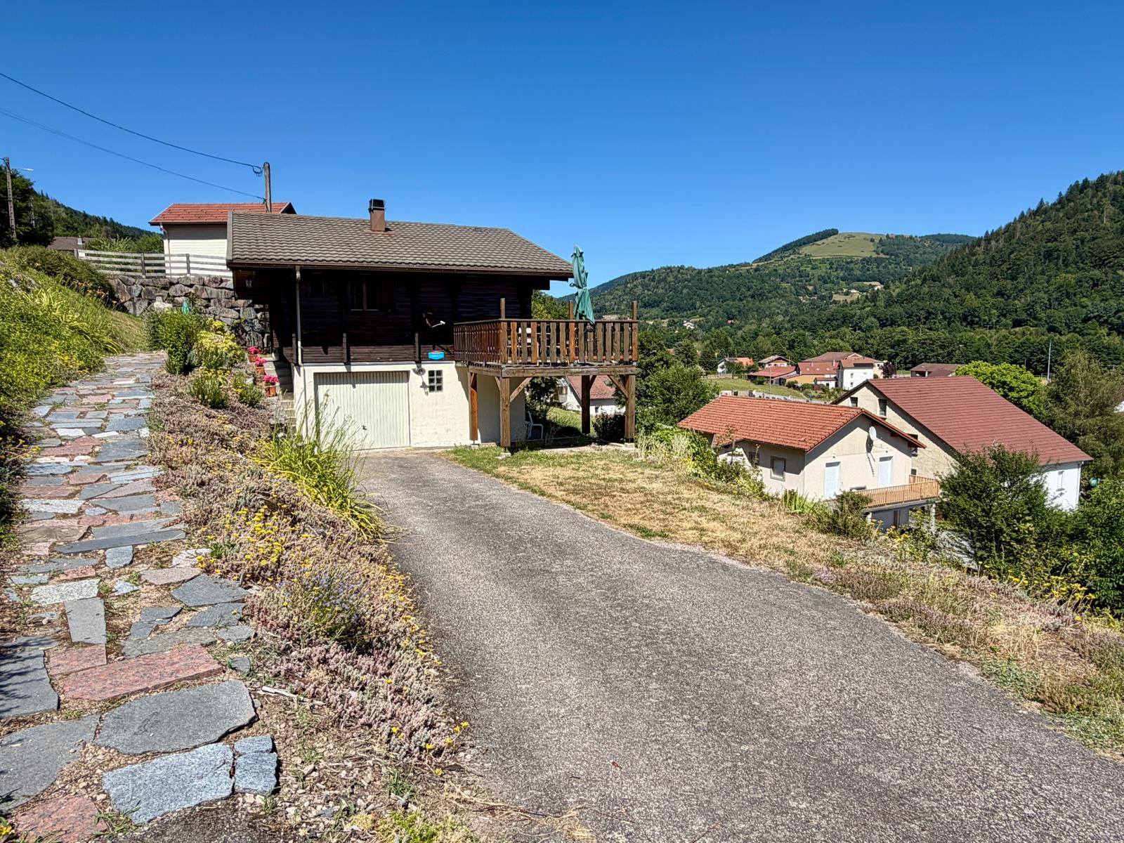 Allée d'accès et façade du chalet