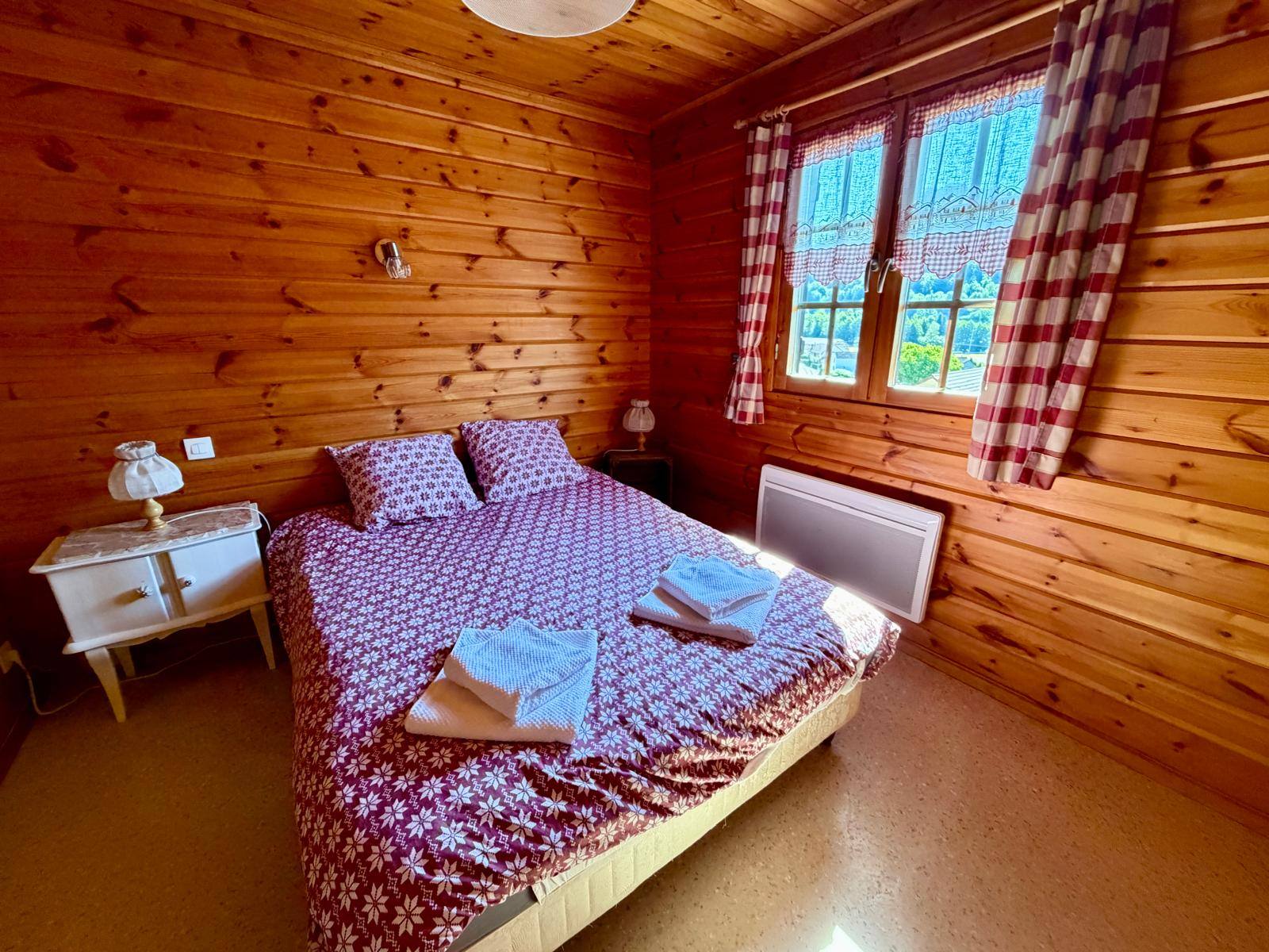 Chambre double avec couette rouge