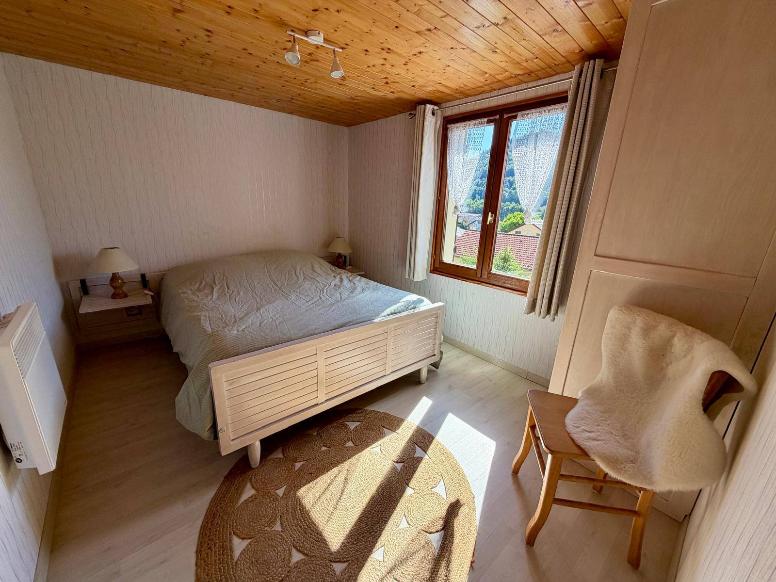 Chambre double claire avec tapis