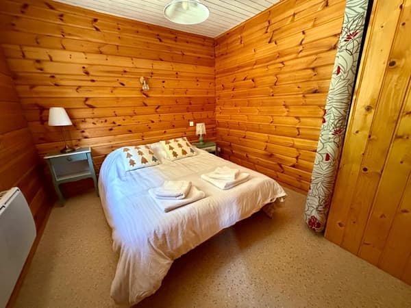 Double bedroom with white duvet