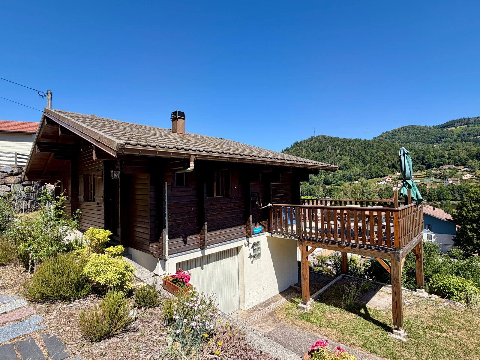 Chalet Les Pervenches - Façade en bois et jardin au Ménil, Vosges
