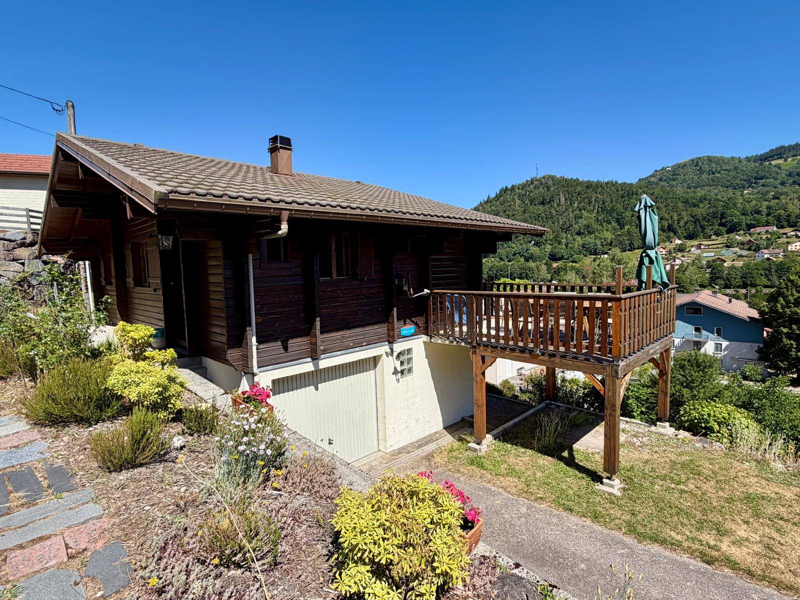 Chalet Les Pervenches - Vue extérieure avec terrasse et jardin