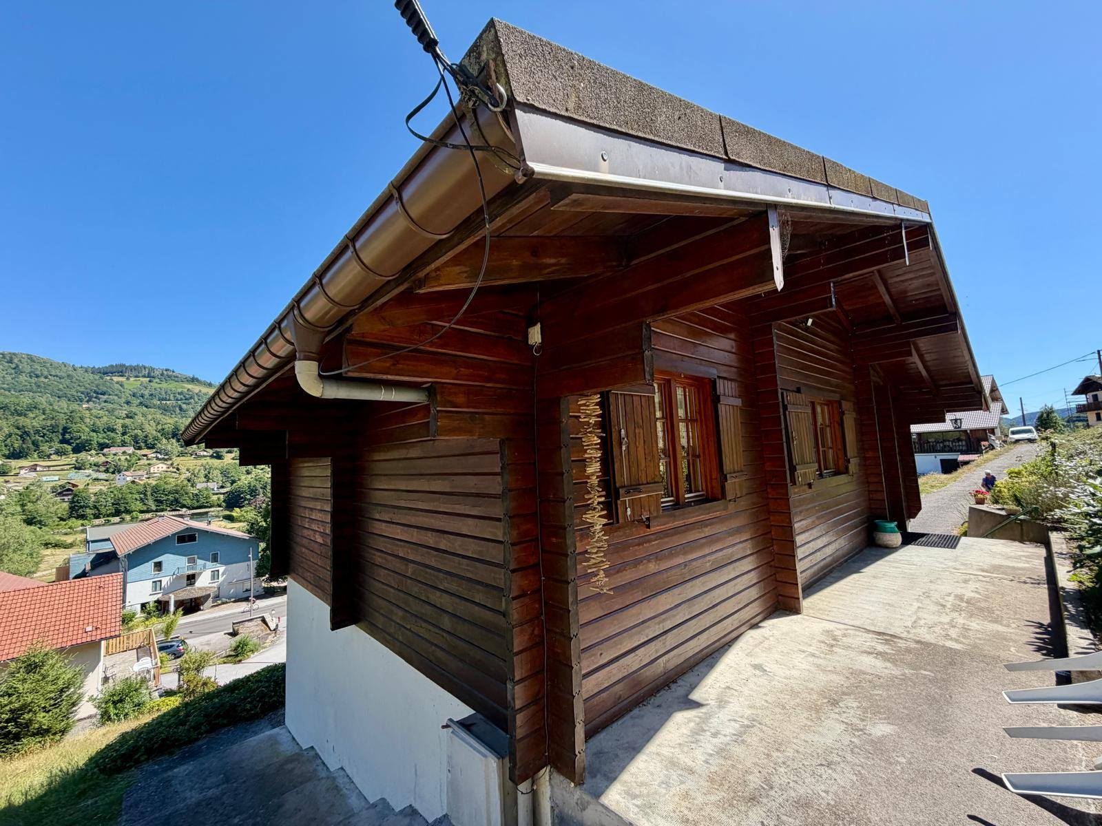 Chalet en bois vu de côté
