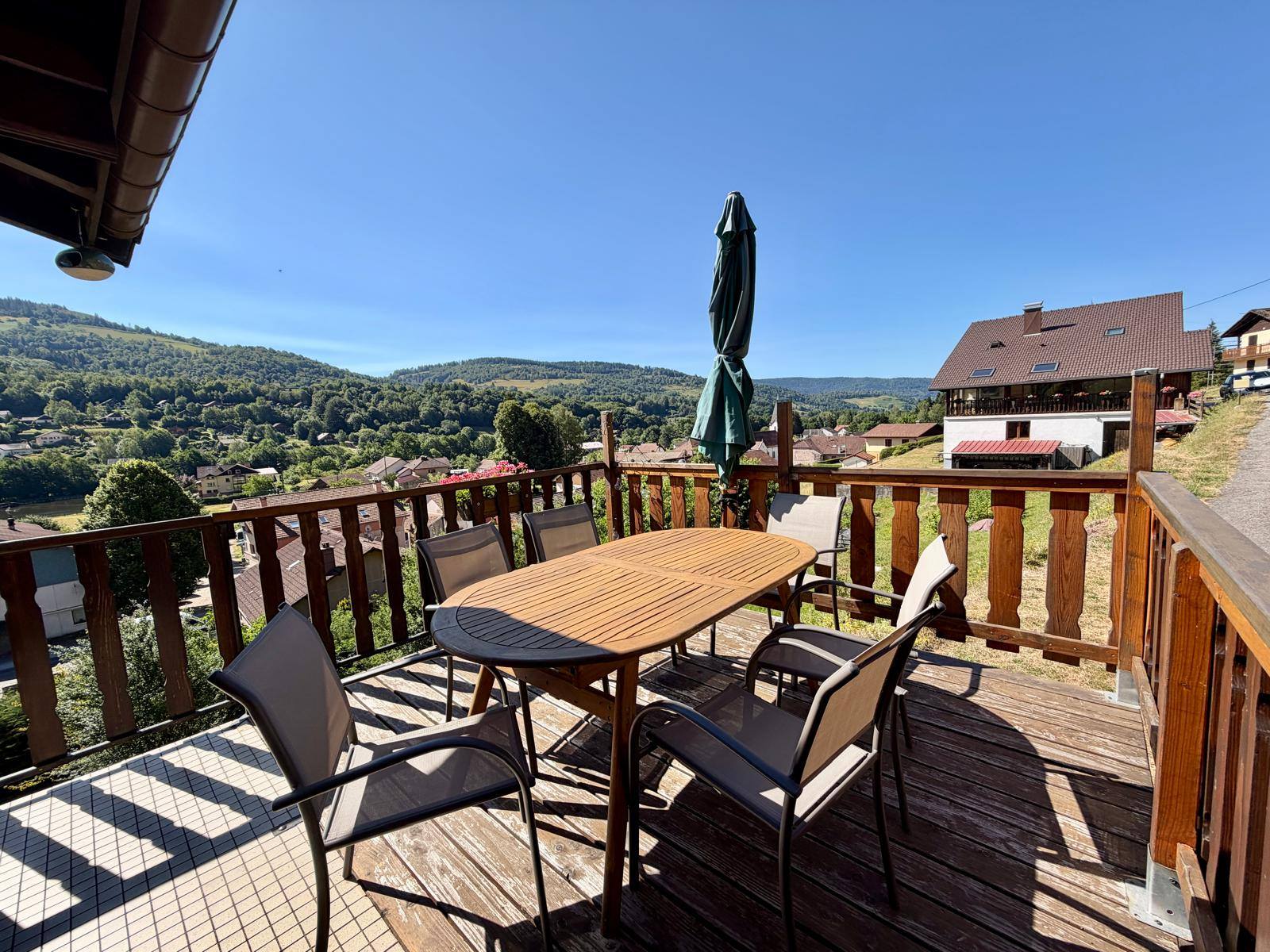 Terrasse aménagée du Chalet Les Pervenches avec table et vue sur les montagnes