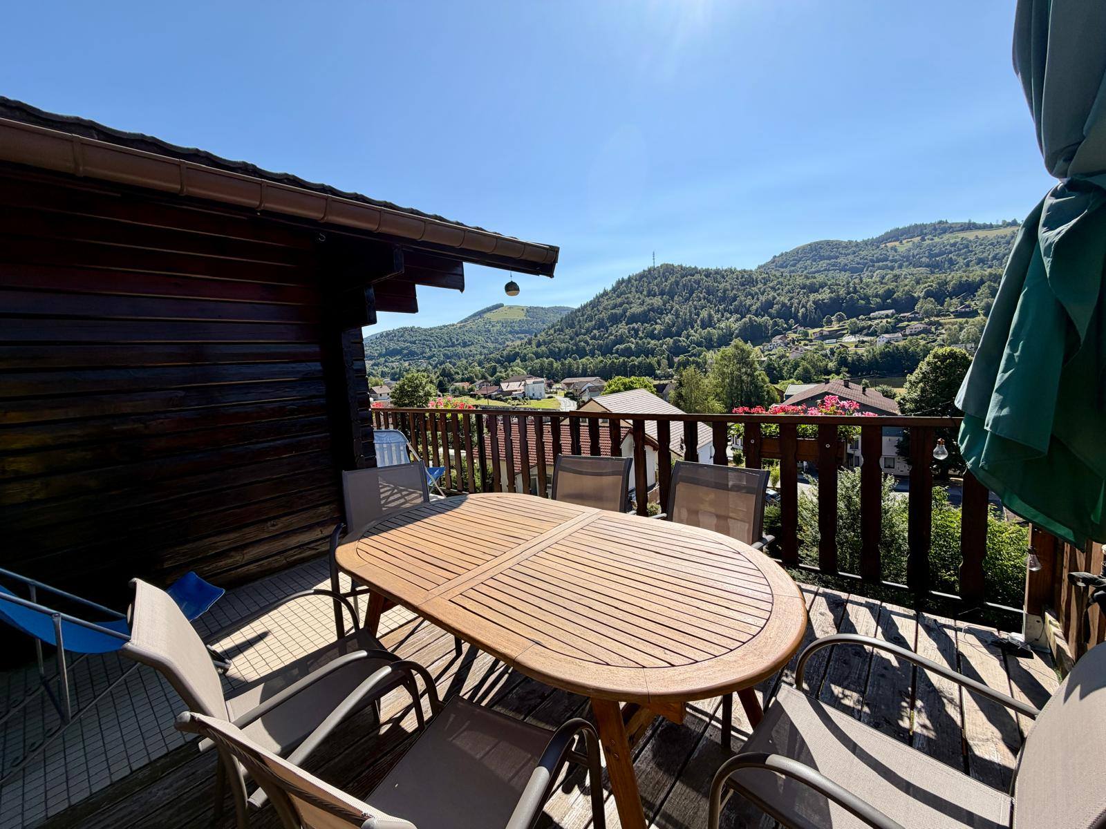 Table de terrasse face aux montagnes